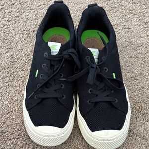 Cariuma Black Sneakers with Green Accents